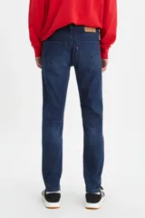 Jeans Levi's modelo 512 Slim Taper de corte ajustado, con diseño de pierna cónica y tiro medio. Confeccionados en denim azul con efecto de lavado sutil.