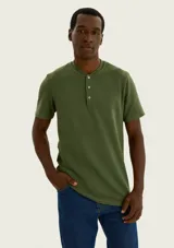 Remera tipo Henley de manga corta color verde militar, con cuello redondo y cartera frontal con tres botones.
