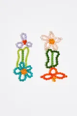 Par de aros colgantes con forma de flores hechos a mano con cuentas de colores. Cierre a presión.