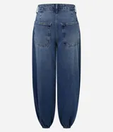 Pantalón de jean estilo aladín con cintura alta, corte amplio y piernas voluminosas que se ajustan en el bajo con puño elástico. Cuenta con pretina con presillas, cierre tradicional y bolsillos funcionales.