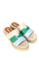 Sandalias con plataforma de yute, con tres tiras de cuero en colores beige, verde y celeste.