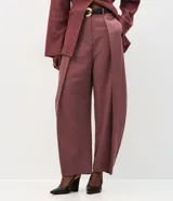 Pantalón de sastrería corte barrel, color bordó, con cintura alta, pinzas frontales, piernas anchas y pasadores para cinturón. Incluye cinturón de poliuretano a juego.