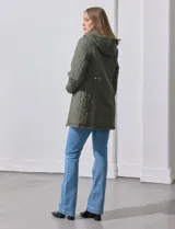 Campera capitoneada verde militar, marca Weatherproof, con abertura central con cierre, bolsillos delanteros y capucha desmontable.