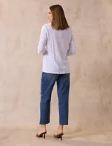 Blusa amarilla de manga 3/4 con escote en V y bordado multicolor. Largo de manga regulable con presilla y botón. Marca Ruby Rd.
