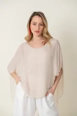 Blusa italiana color beige, confeccionada en seda y viscosa, con escote en V y mangas cortas tipo kimono. Presenta aplique de crochet en la espalda.