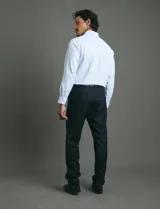 Traje de corte clásico compuesto por saco de dos botones y pantalón de vestir a juego. Diseño tradicional en color negro.