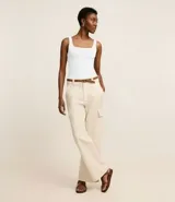 Blusa en rib de algodón, color blanco, con escote cuadrado y tirantes anchos, de corte ajustado y diseño liso.