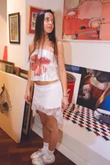 Minifalda blanca con elástico en la cintura, ruedo irregular y picos en el lateral.