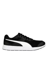 Championes deportivos Puma modelo Escaper Mesh, de color negro con la clásica franja lateral en blanco y suela blanca amortiguada.