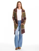 Cardigan abierto de punto con capucha integrada, diseño de cuadros en tonos verde y marrón, manga larga con hombros caídos y dos bolsillos frontales.