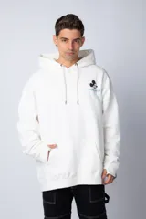 Buzo tipo canguro color negro con capucha y cordones ajustables. Presenta un pequeño estampado en el pecho con la silueta de Mickey Mouse y un detalle a cuadros en color verde.