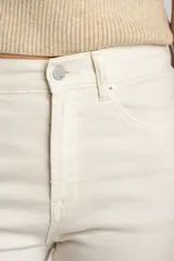 Jean recto color crudo de tiro alto, con bolsillos clásicos y diseño cropped con terminación deshilachada en las pantorrillas.