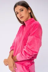 Buzo fucsia de algodón con cuello alto y mangas largas.