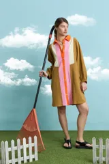 Túnica de algodón con diseño de parches en combinación de colores multicolor, manga tres cuartos y cartera central con botones.