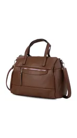 Cartera de mano y hombro color beige, de material símil cuero, con forma estructurada y redondeada. Posee dos asas cortas superiores y una correa larga ajustable y desmontable. Cuenta con un bolsillo exterior con cierre en la parte frontal.