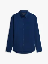 Camisa azul marino de manga larga confeccionada en tejido twill, con cuello flexible y cierre frontal de botones.