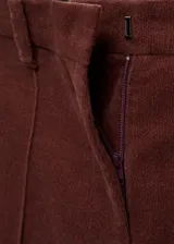 Pantalón de tiro medio confeccionado en terciopelo de algodón, con diseño de corte recto, trabillas para cinturón, bolsillos laterales y cierre oculto de botón, gancho y cremallera.