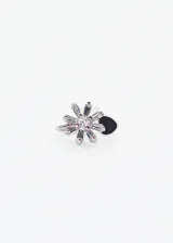 Ear cuff plateado con forma de flor y detalles de zirconias.