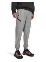 Jogger deportivo Under Armour de tejido técnico repelente al agua, con cintura elástica, cordón interno y bragueta funcional. Presenta bolsillos laterales y un bolsillo con cierre sellado en el muslo, con puños elásticos en los tobillos.