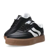 Championes urbanos de plataforma color beige, con diseño de paneles superpuestos y cierre mediante cordones al tono.
