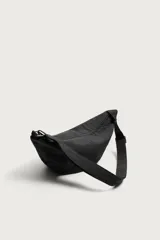 Bolso de hombro de nylon color negro, con diseño curvo y cierre de cremallera en el compartimento principal. Cuenta con asa ajustable para llevar al hombro y bolsillo interior con cierre.