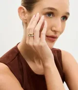Anillo de diseño entrelazado con acabado mixto en tonos dorado y plateado, confeccionado en acero.