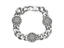 Pulsera de acero plateado con eslabones gruesos y tres dijes circulares con diseño de rueda solar.