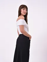 Body negro de manga corta con escote Bardot (hombros descubiertos) y cuello drapeado.