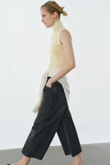 Jeans de tiro medio con diseño culotte y pierna ancha. Presenta un estampado de rayas verticales a contraste, cinco bolsillos, trabillas en la cintura y cierre frontal con cremallera y botón.