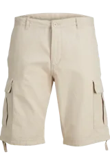 Bermuda cargo color beige, de corte recto y largo hasta la rodilla. Cuenta con bolsillos laterales tipo cargo con solapa y cierre de botón.