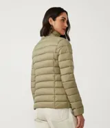 Campera puffer de poliamida color verde oliva, con cuello alto, cierre frontal y diseño acolchado horizontal.