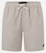 Bermuda de sarga con estampa rayada en color gris, de corte recto y largo por encima de la rodilla. Posee cintura elástica ajustable mediante cordón blanco y bolsillos laterales.