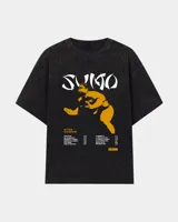 Remera negra con efecto acid wash, corte oversize y mangas cortas. Presenta un estampado frontal en color blanco y amarillo con la temática del álbum After Chabón de la banda Sumo.