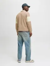 Buzo de manga larga con cuello tipo polo y fit relajado, en bloques de color beige, amarillo claro y marrón. Confeccionado en tejido de punto sin frisa, con interior de bucles, puños acanalados y bordado "Originals Studio" en el pecho.