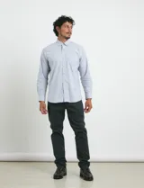 Camisa de tejido Oxford con cuello button-down, manga larga y bolsillo frontal. Presenta botones al tono y un corte clásico.
