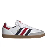 Championes Adidas modelo Samba de color blanco con detalles en rojo, azul marino y gris. Cuenta con diseño clásico de la marca, tres tiras laterales, puntera de gamuza gris y suela de goma.