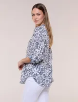 Blusa Zac & Rachel de gasa estampada con diseño floral en tonos violeta y marrón. Cuenta con cuello en V, escote con botones frontales, detalles plisados en el frente y mangas largas con presilla para regular su largo.