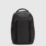 Mochila urbana de diseño minimalista en color negro, confeccionada en material repelente al agua. Cuenta con compartimento principal con cierre, bolsillo frontal con organizadores internos, compartimento acolchado para laptop de hasta 16 pulgadas y correas de ajuste frontal.