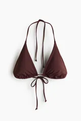 Top de bikini triangular color marrón con copas con relleno extraíble, tiras ajustables para atar al cuello y en la espalda.