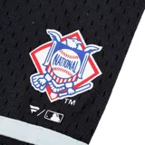 Remera de béisbol negra con textura de malla, cuello en V con botones y mangas cortas. Presenta el logo de Los Angeles Dodgers bordado en el pecho izquierdo y la inscripción Dodgers en el derecho.