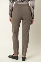 Pantalón recto gris oscuro, de algodón y spandex, sin cierre y con falsos bolsillos con pespunte.