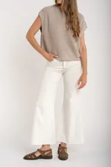 Chaleco sin mangas de tejido de punto color rosado pálido, con textura calada y acabado lurex, corte al cuerpo y cuello redondo.