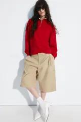 Bermuda larga cargo de color beige, confeccionada en mezcla de algodón. Cuenta con tiro medio, cintura con trabillas, pinzas en el delantero y bolsillos estilo cargo en las piernas.