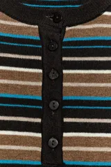 Jersey de punto de manga larga y cuello redondo con cierre frontal de botones. Presenta un diseño de rayas horizontales en tonos marrones, negros, blancos y azules.