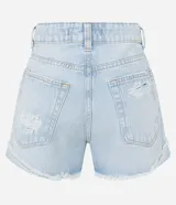 Short de jeans celeste con trabillas en la cintura, cinta de colores en las trabillas, cierre con botón y cremallera, bolsillos, desgastes y bajo deshilachado.