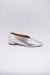 Chatitas color bronce de cuero, con punta fina y escote en V.