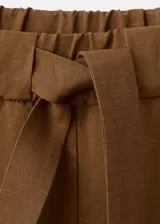 Pantalón Vbtexas de tiro medio y diseño recto, confeccionado en mezcla de lino y viscosa. Cuenta con bolsillos laterales y cintura ajustable.