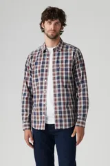 Camisa de manga larga con estampado a cuadros en tonos azul, rojo y blanco.