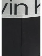 Pack de tres slips Calvin Klein modelo Steel Micro, color negro, confeccionados en microfibra con cinturilla elástica ancha de color gris metalizado con el logo de la marca repetido.