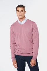 Suéter de tejido fino color azul marino, con cuello en V y manga larga. Presenta un pequeño logo bordado en el pecho.